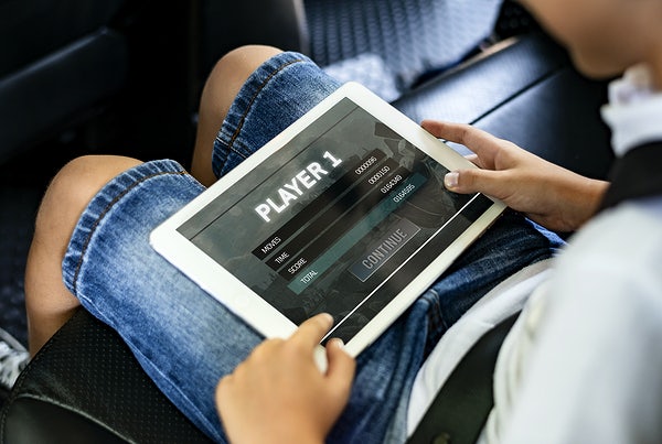 gaming online on tablet - fiber internet - streamtech